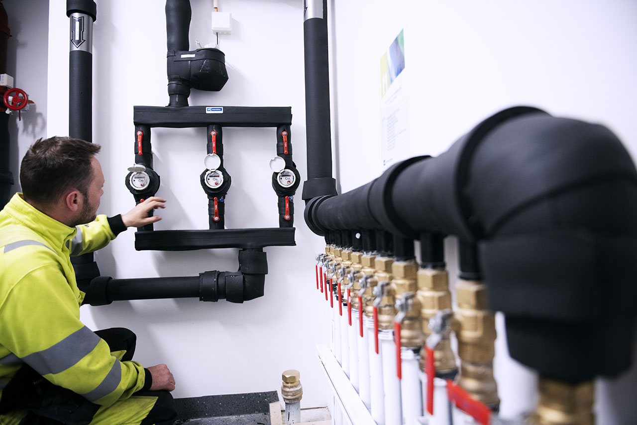 VB rørlegger leser av vannmåler